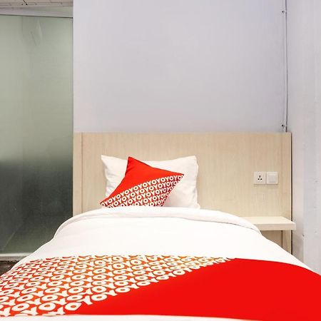 Super Oyo 3150 Theodore Homestay Medan Extérieur photo