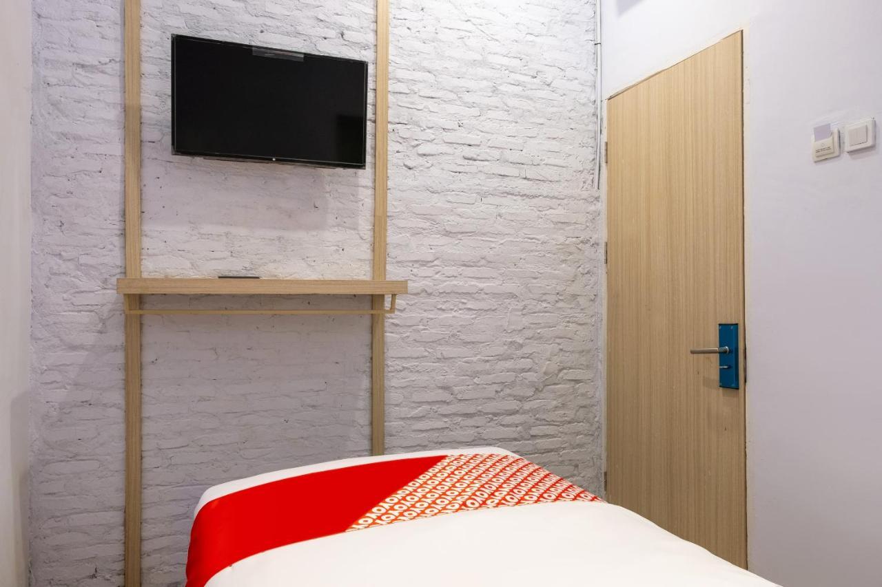 Super Oyo 3150 Theodore Homestay Medan Extérieur photo