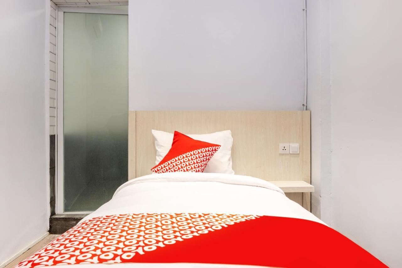 Super Oyo 3150 Theodore Homestay Medan Extérieur photo