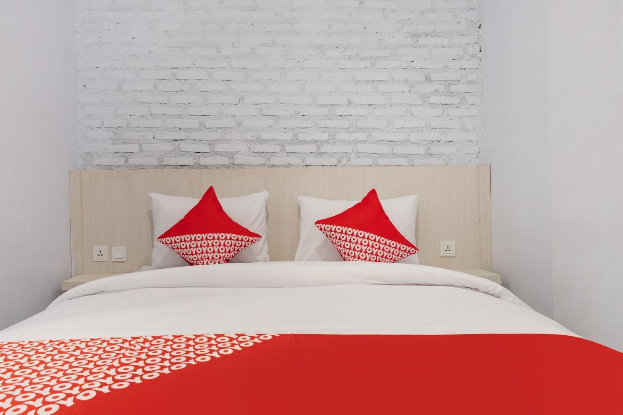 Super Oyo 3150 Theodore Homestay Medan Extérieur photo