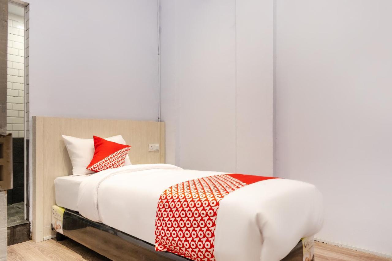 Super Oyo 3150 Theodore Homestay Medan Extérieur photo