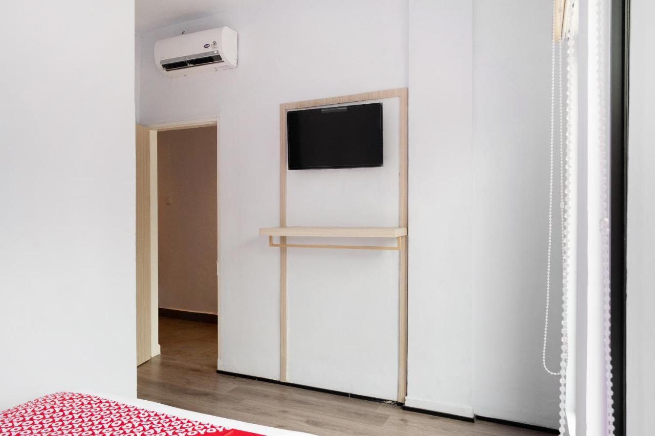 Super Oyo 3150 Theodore Homestay Medan Extérieur photo
