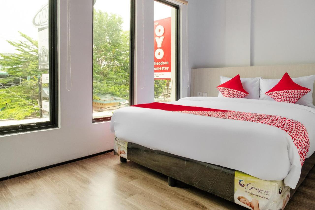 Super Oyo 3150 Theodore Homestay Medan Extérieur photo