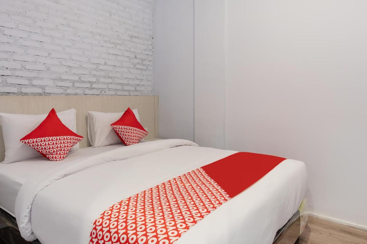 Super Oyo 3150 Theodore Homestay Medan Extérieur photo