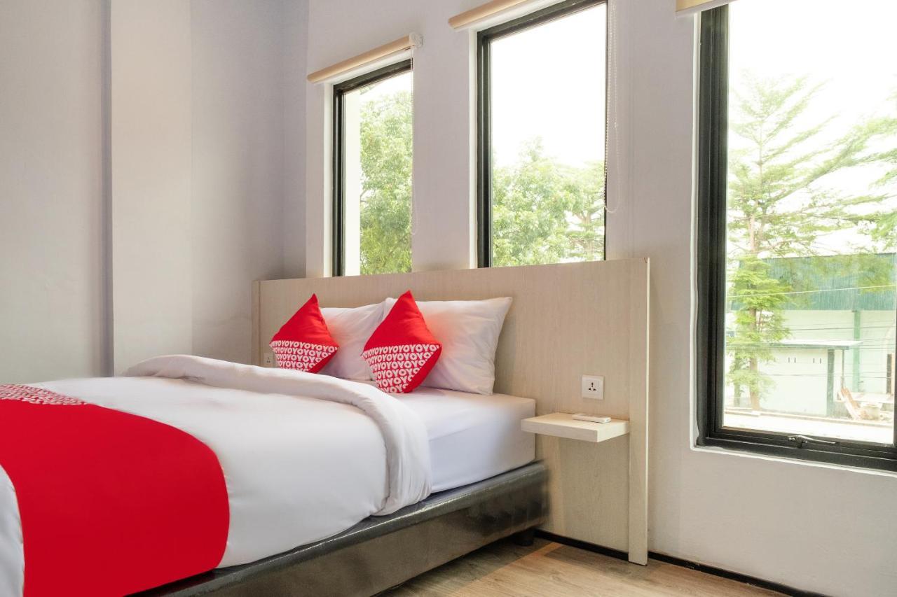 Super Oyo 3150 Theodore Homestay Medan Extérieur photo