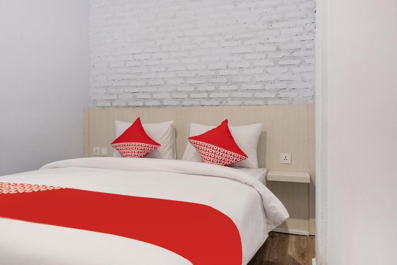 Super Oyo 3150 Theodore Homestay Medan Extérieur photo